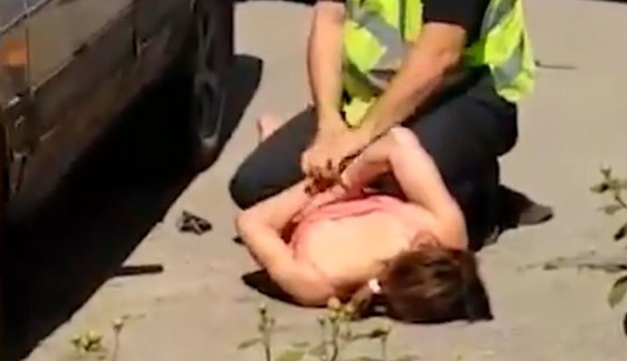 Видео: Полиция врезалась в бордюр, пытаясь задержать девушку за рулем