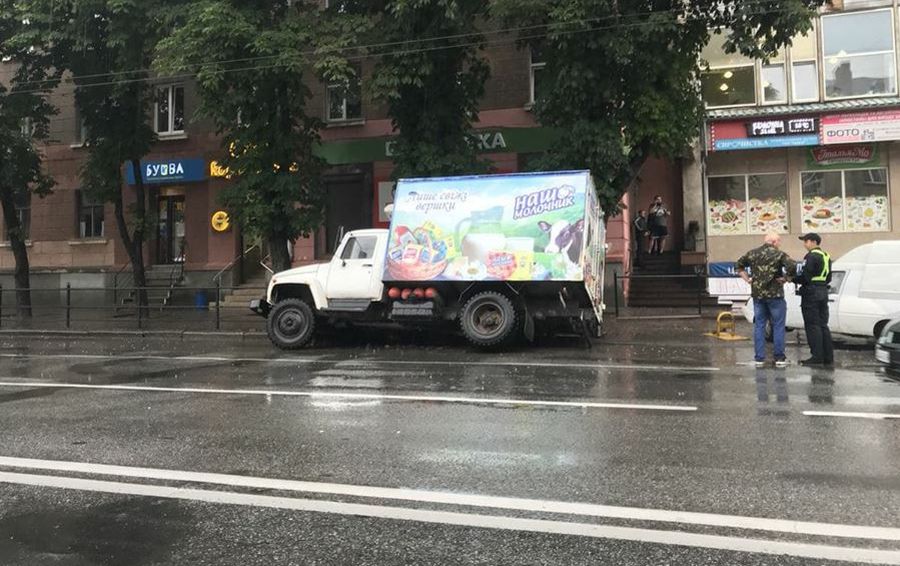 В Тернополе грузовик провалился под асфальт