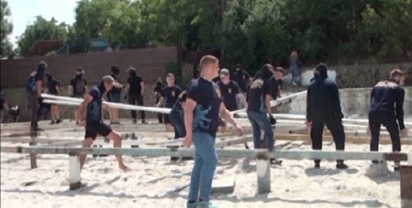 Видео: Группа в футболках «Нацкорпуса» разгромила недострой на пляже в Одессе