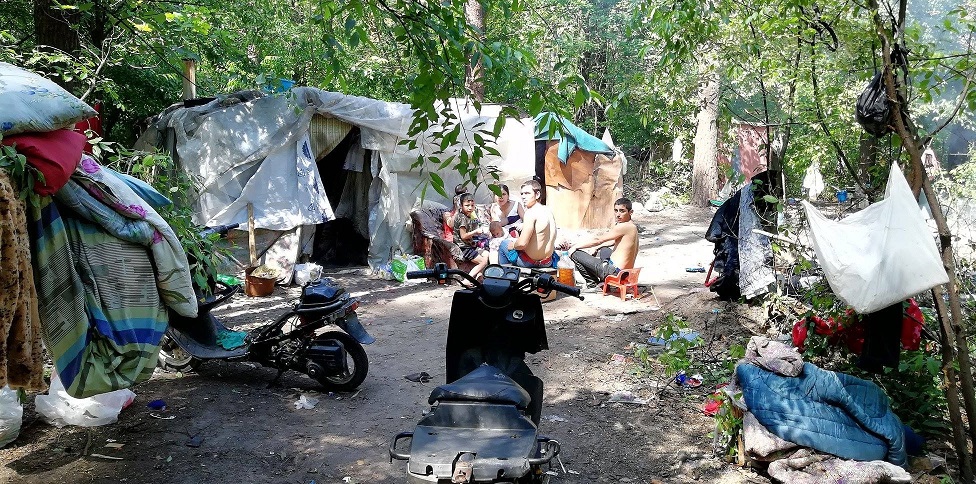 «Даем сутки»: Нацдружины потребовали от ромов снести лагерь в Киеве