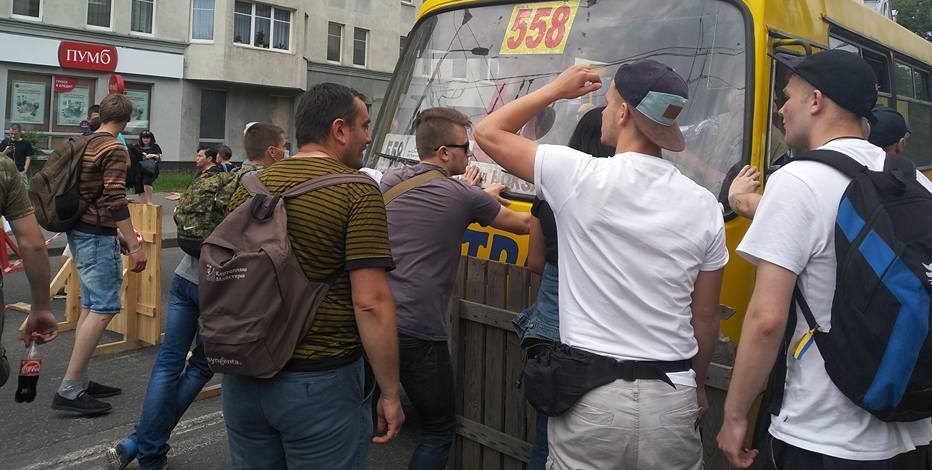 В Киеве националисты заблокировали дорогу и требуют руководство МВД