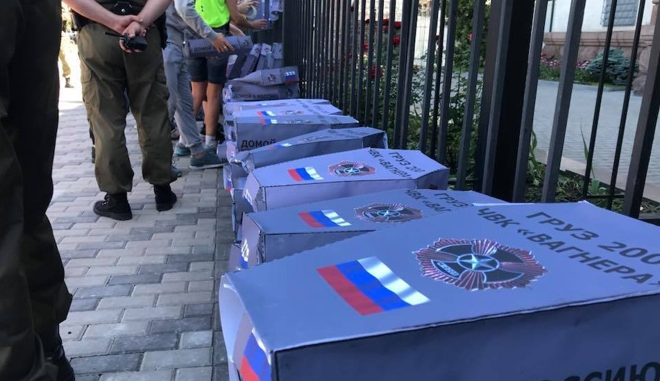 В Киеве к посольству РФ принесли символические гробы