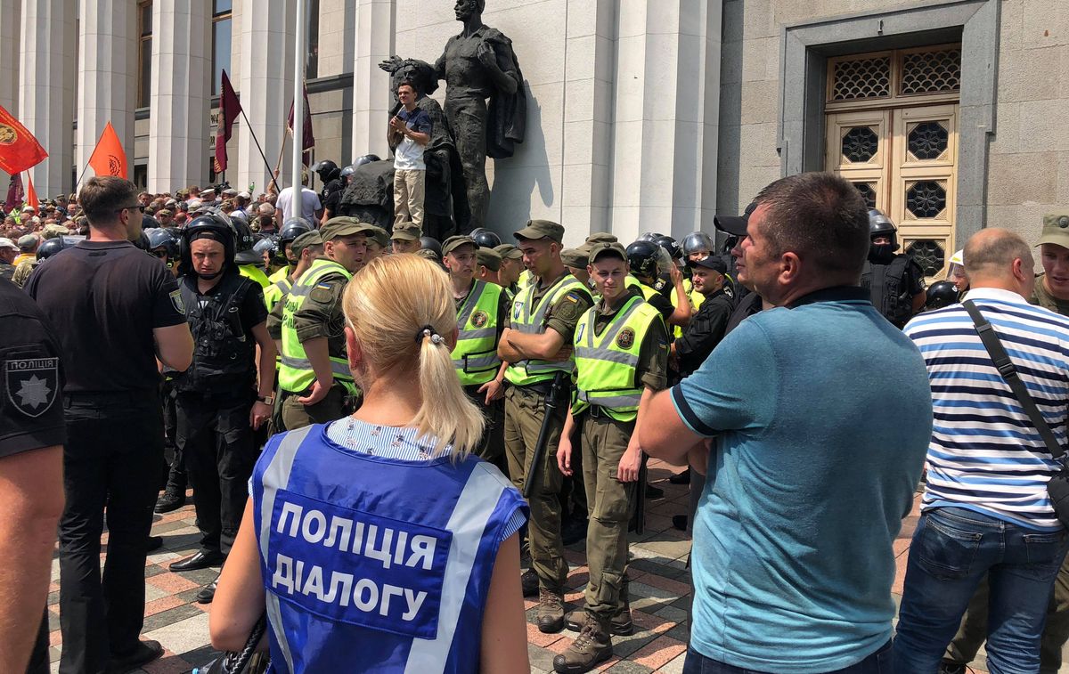 Столкновения у Рады: пострадали пятеро полицейских, есть задержанный