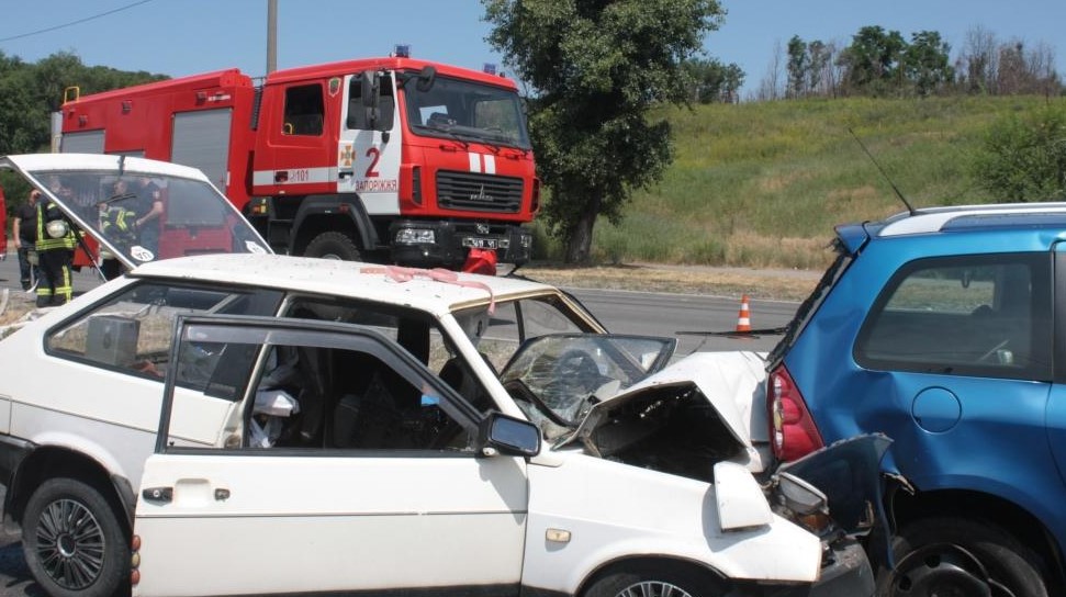В Запорожье столкнулись три автомобиля, есть погибшие