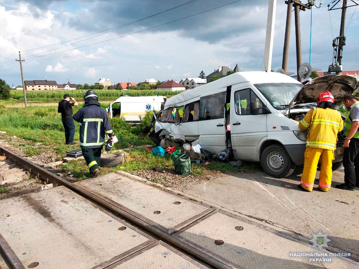 На Буковине микроавтобус столкнулся с поездом, двое погибших
