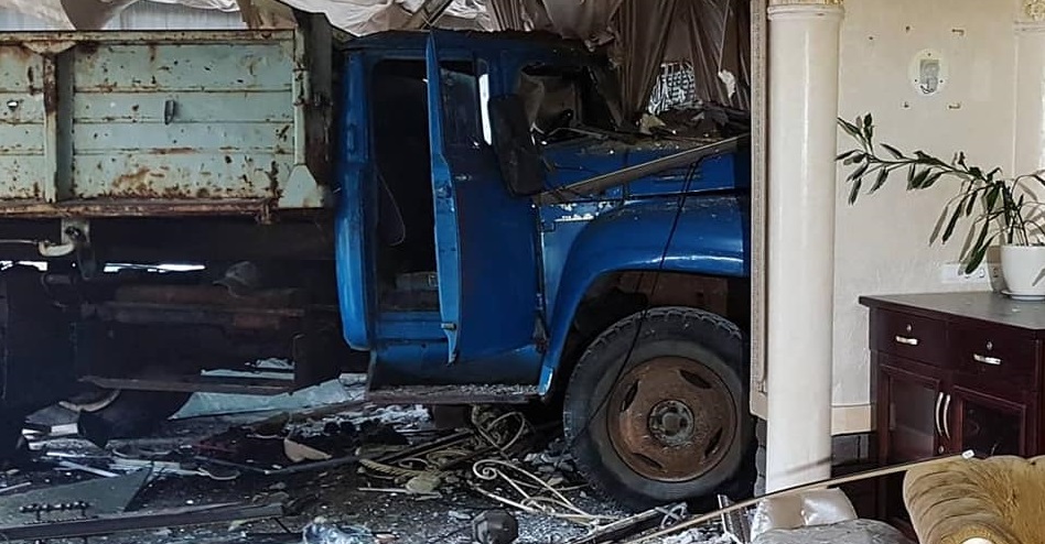 В Киеве грузовик въехал в кафе