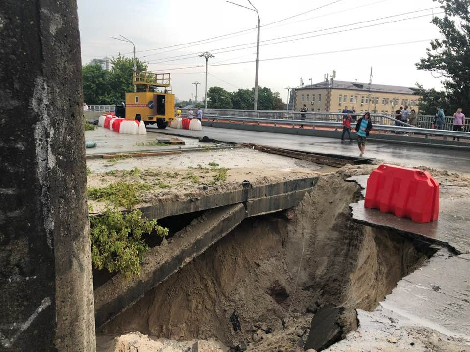 В Киеве обвалилась часть моста, движение по нему закрыто