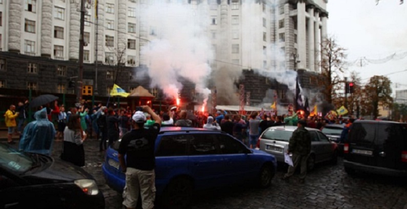 Протестующие под Радой зажгли дымовые шашки