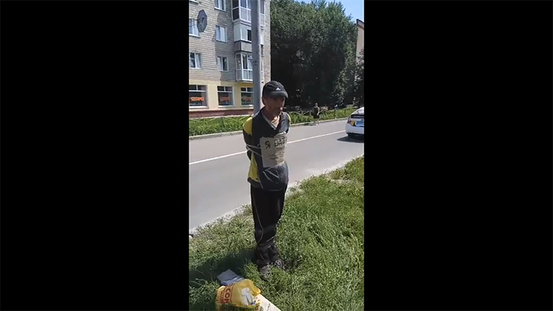 В Чернигове мужчину привязали к столбу с табличкой «Я ватник», полиция допускает самопривязку