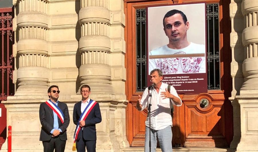 На здании мэрии парижского округа вывесили портрет Сенцова