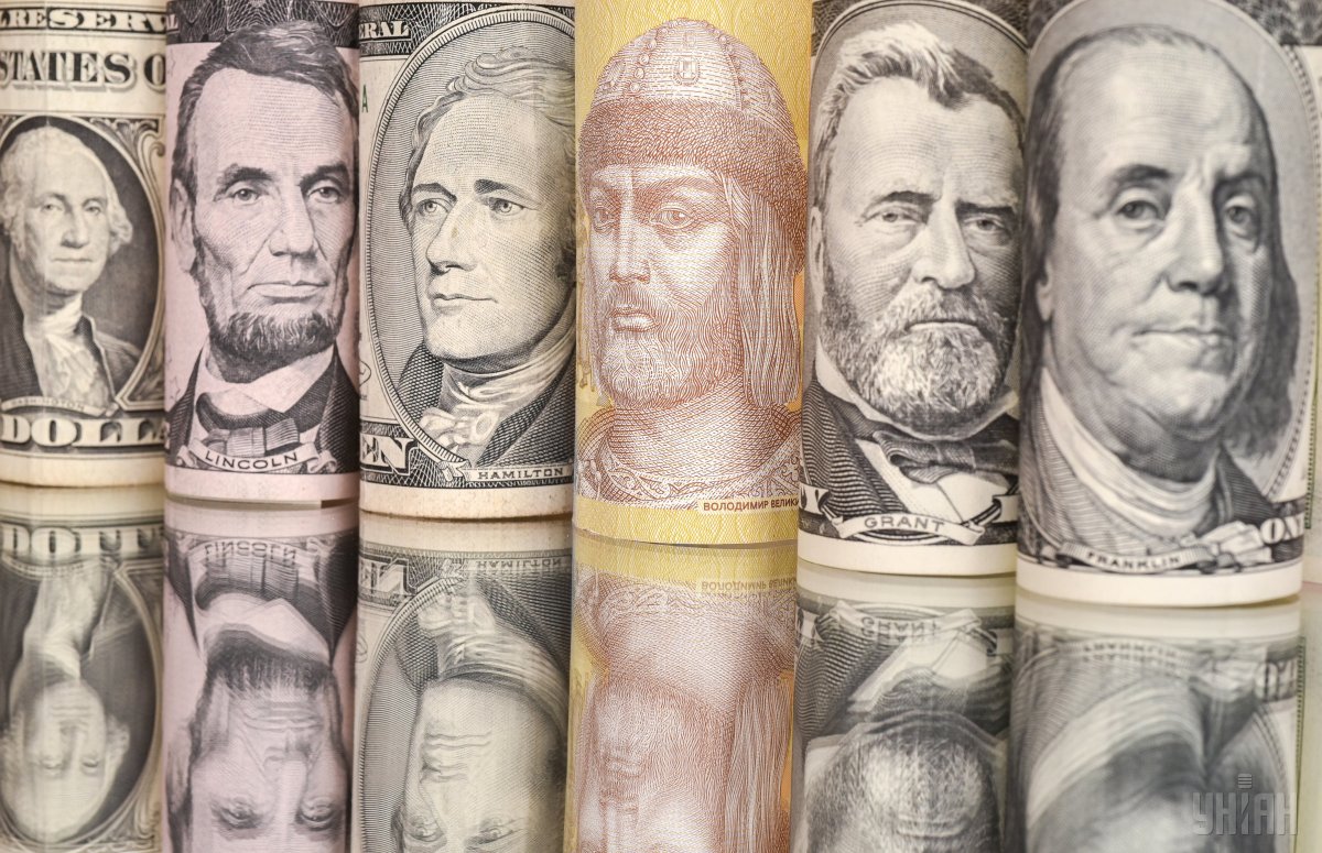 Заробитчане за год перевели в Украину больше денег, чем МВФ с 2015-го