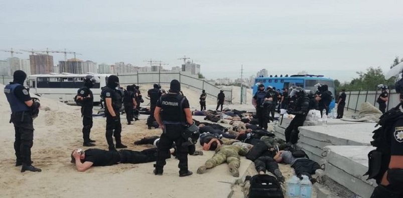 В Киеве задержали группу мужчин с щитами и дубинками