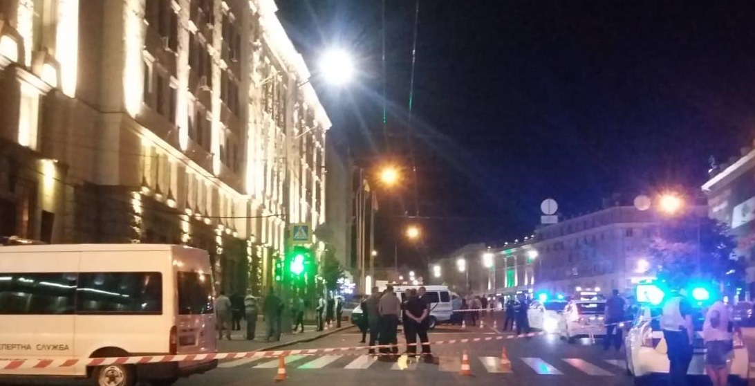 Полиция просит помочь установить личность стрелявшего у горсовета Харькова