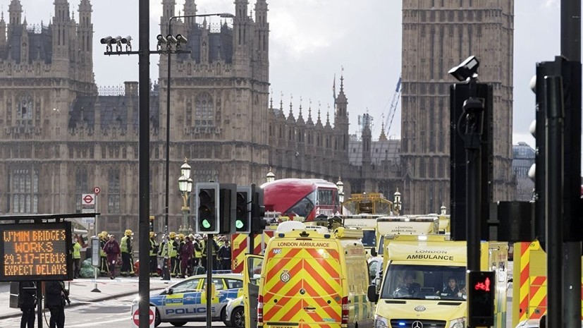 В Лондоне автомобиль врезался в прохожих у здания парламента 