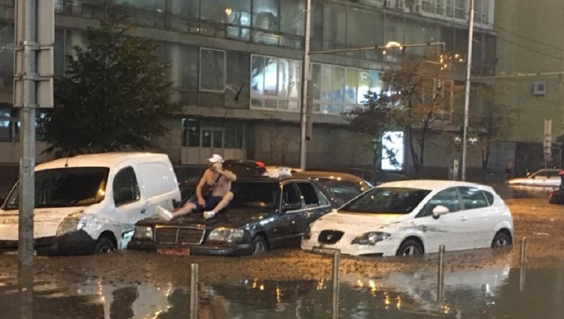 Видео: Центр Киева снова затопило после дождя