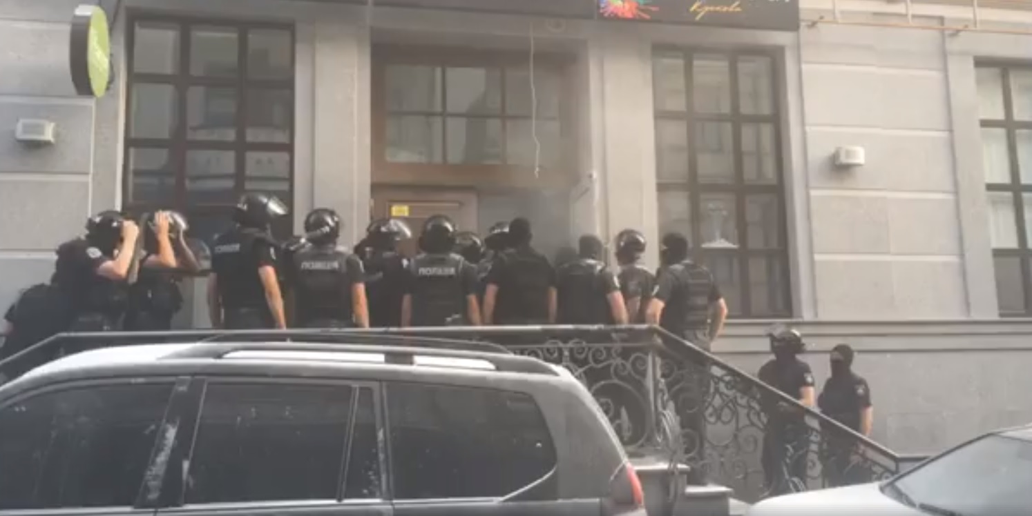 Видео: Полиция штурмовала здание в Киеве