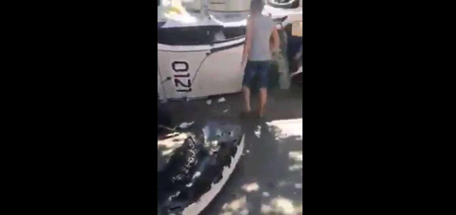 Опубликовано видео первых минут после ДТП с патрульной машиной в Сумах
