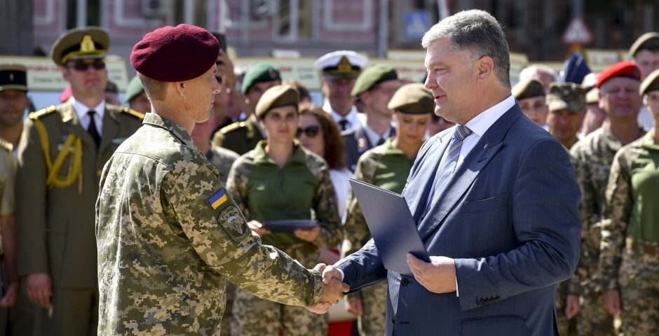 Порошенко вручил военным сертификаты на новое оружие