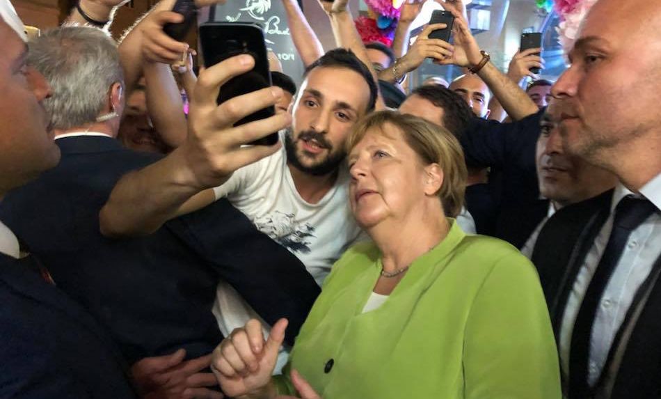 Меркель прогулялась с Пашиняном по Еревану