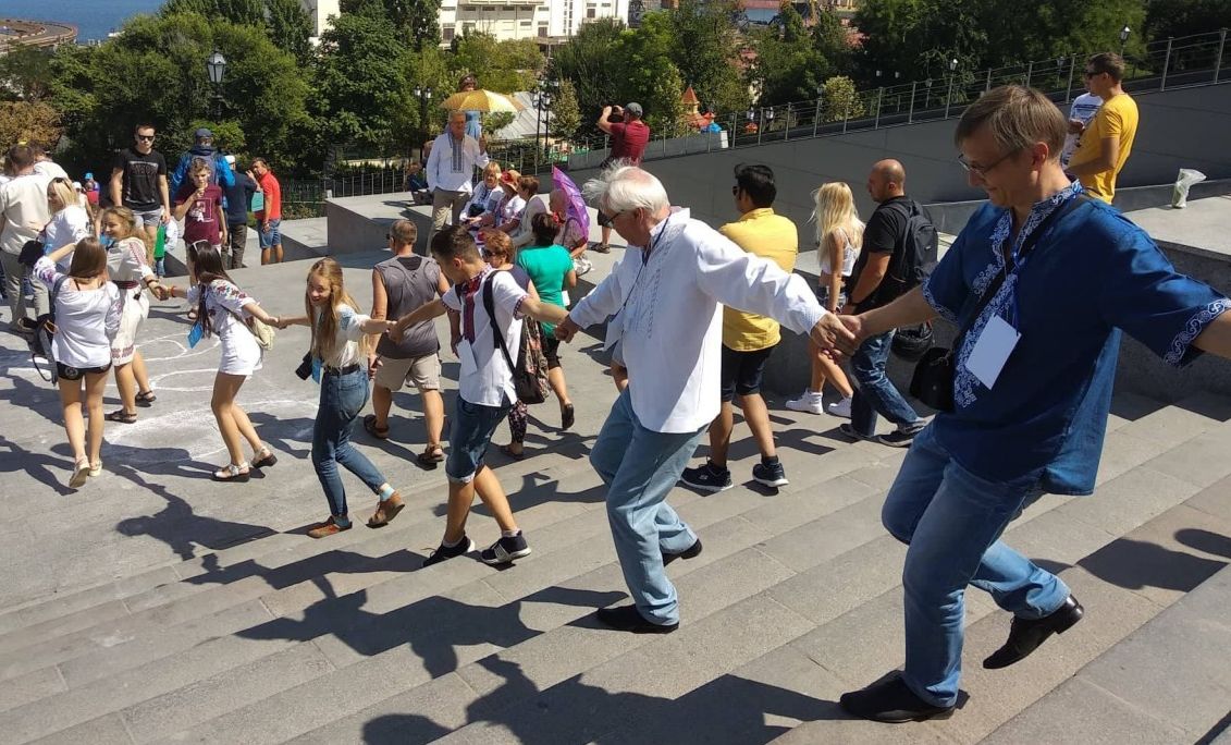 В Одессе создали живую вышиванковую цепь