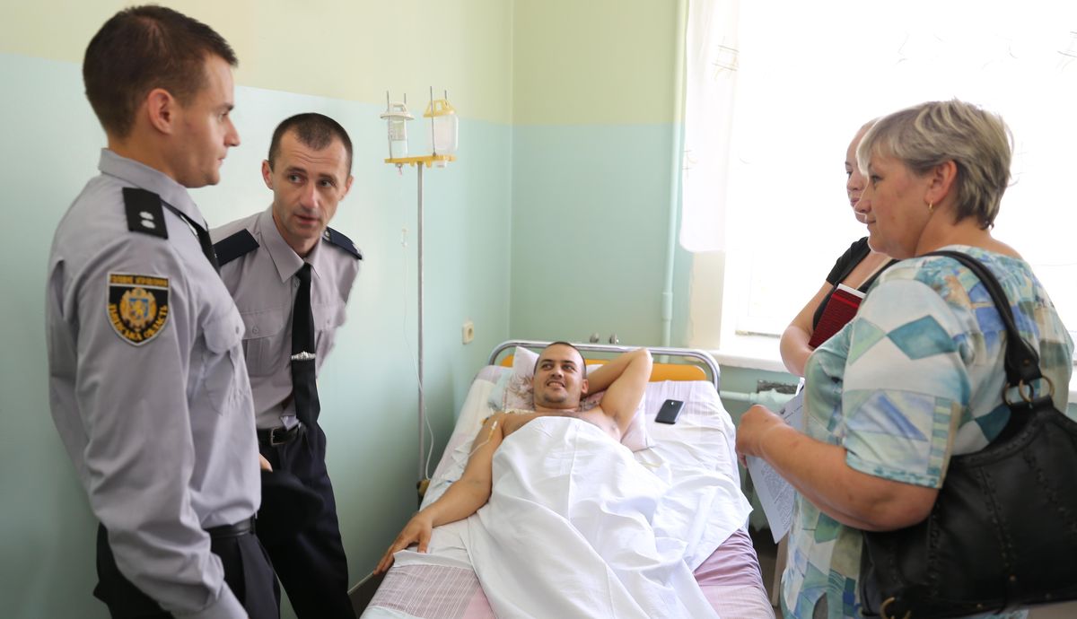 Львовского полицейского, раненого при задержании члена С14, наградили пистолетом и квартирой