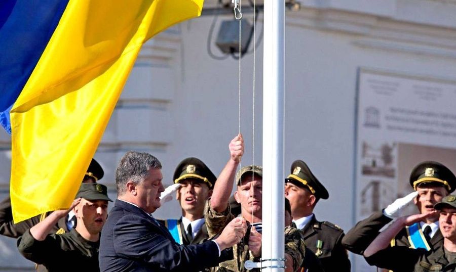 Порошенко: флаг Украины – это священный оберег