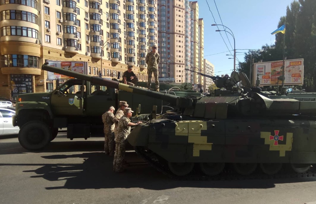 Видео: в центре Киева заглох танк, ехавший на репетицию парада