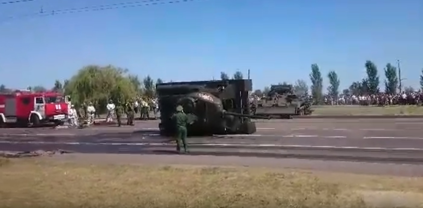 Т-34 перевернулся после парада по случаю юбилея победы в Курской битве