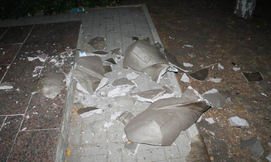 Вандал получил травму, пытаясь разбить памятник Быкову