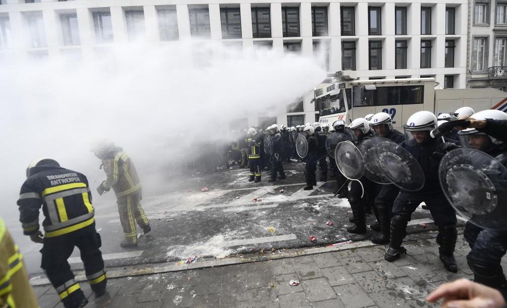 В Брюсселе полиция применила водометы и газ против демонстрантов