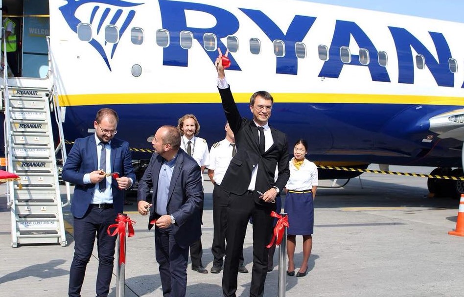 Ryanair начал летать в Украину, Омелян «счастлив и улыбается»