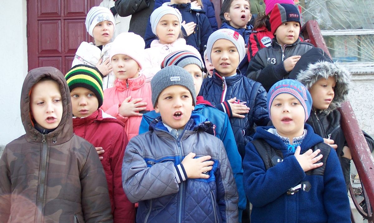 В Ивано-Франковской области дети перед уроками будут петь гимн и молиться – СМИ