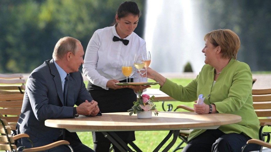Путин обсудил с Меркель закон об особом статусе Донбасса