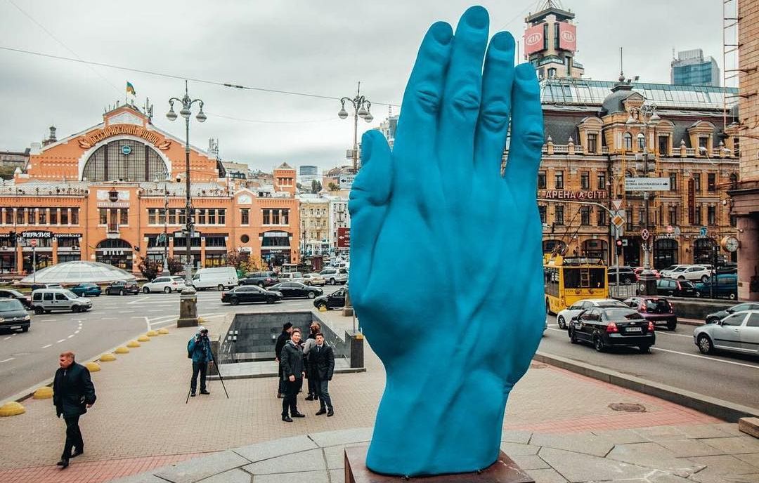 Вместо Ленина в Киеве поставили синюю руку дружбы