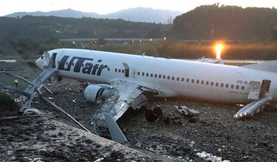 В Сочи пассажирский самолет загорелся после посадки