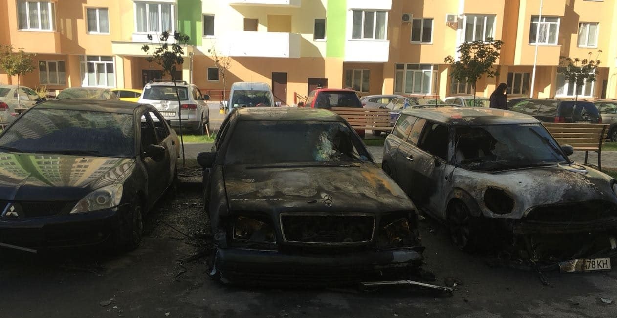 Под Киевом сожгли семь машин