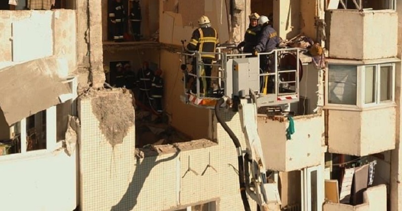 Взрыв разрушил три этажа многоэтажки в Кишиневе, есть погибшие
