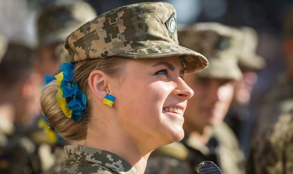Порошенко: День защитника Украины перестал быть праздником парней