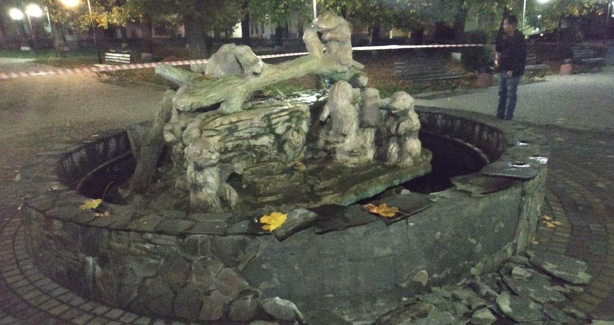 Во Львовской области гранатой повредили фонтан