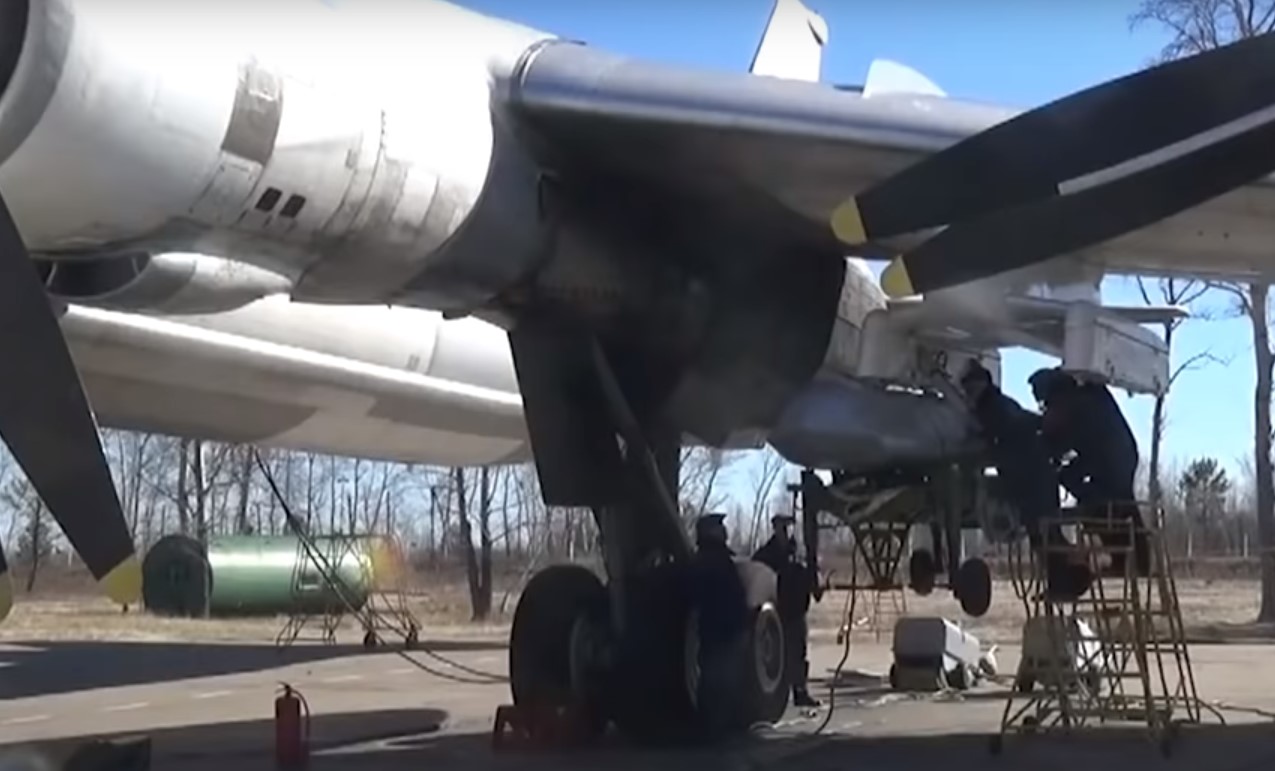 В России показали видео стелс-ракеты, подвешенной на Ту-95