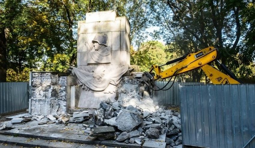 В Варшаве демонтировали памятник Благодарности Советской армии
