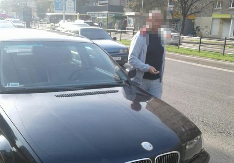 Во Львове водитель укусил полицейского и пытался проглотить документы