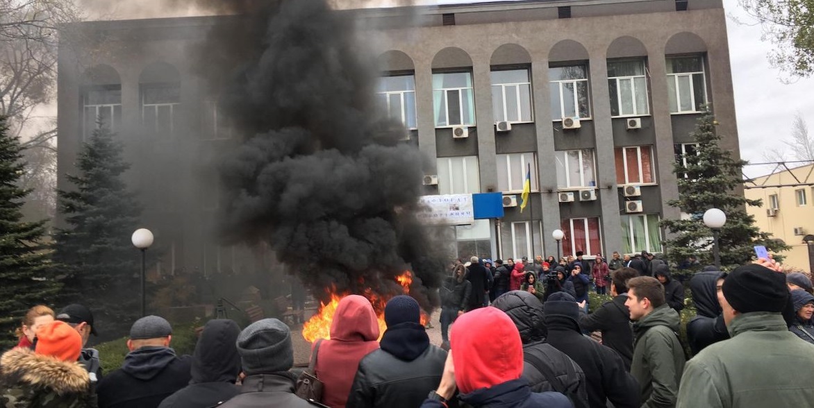 Протестующие прорвались в здание Криворожгаза