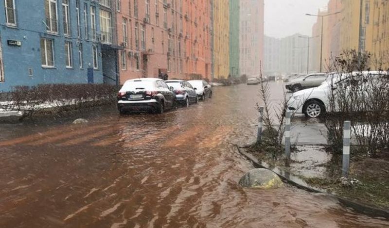 В Киеве затопило водой дворы в Днепровском районе