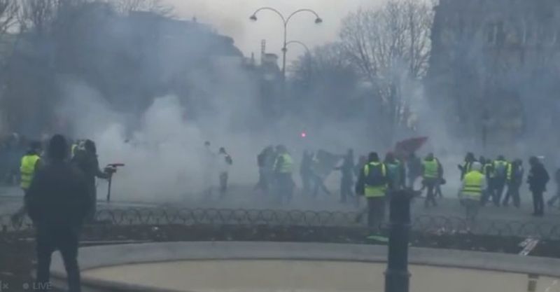 В Париже против «желтых жилетов» применили водяную пушку