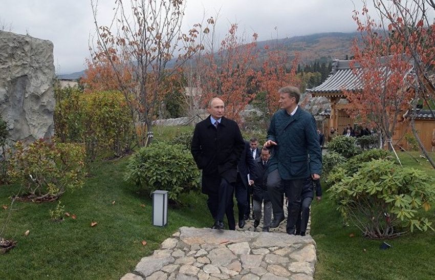 Видео: Путин в Крыму покормил карпов