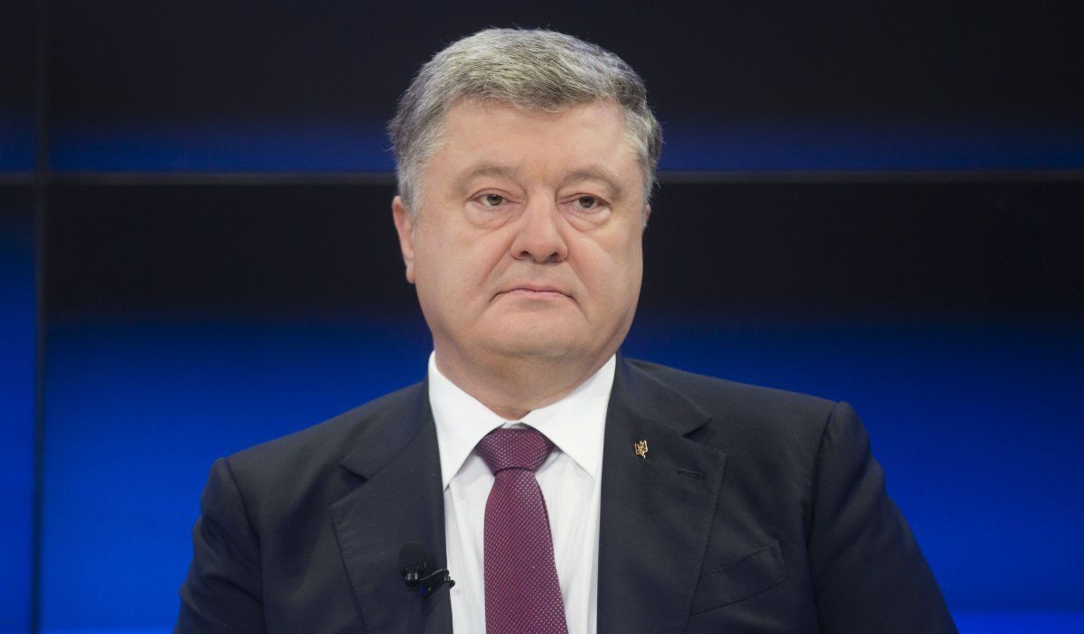 Порошенко заявил, что не будет продлевать военное положение