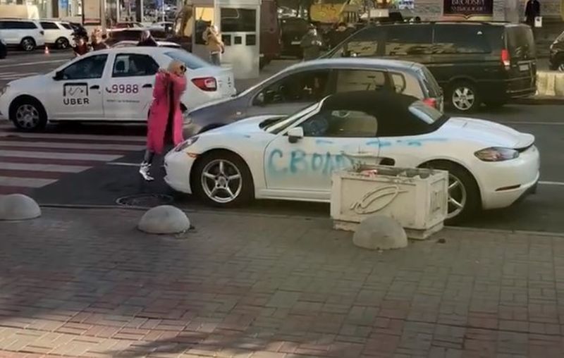 В центре Киева женщина с топором напала на «Порше»