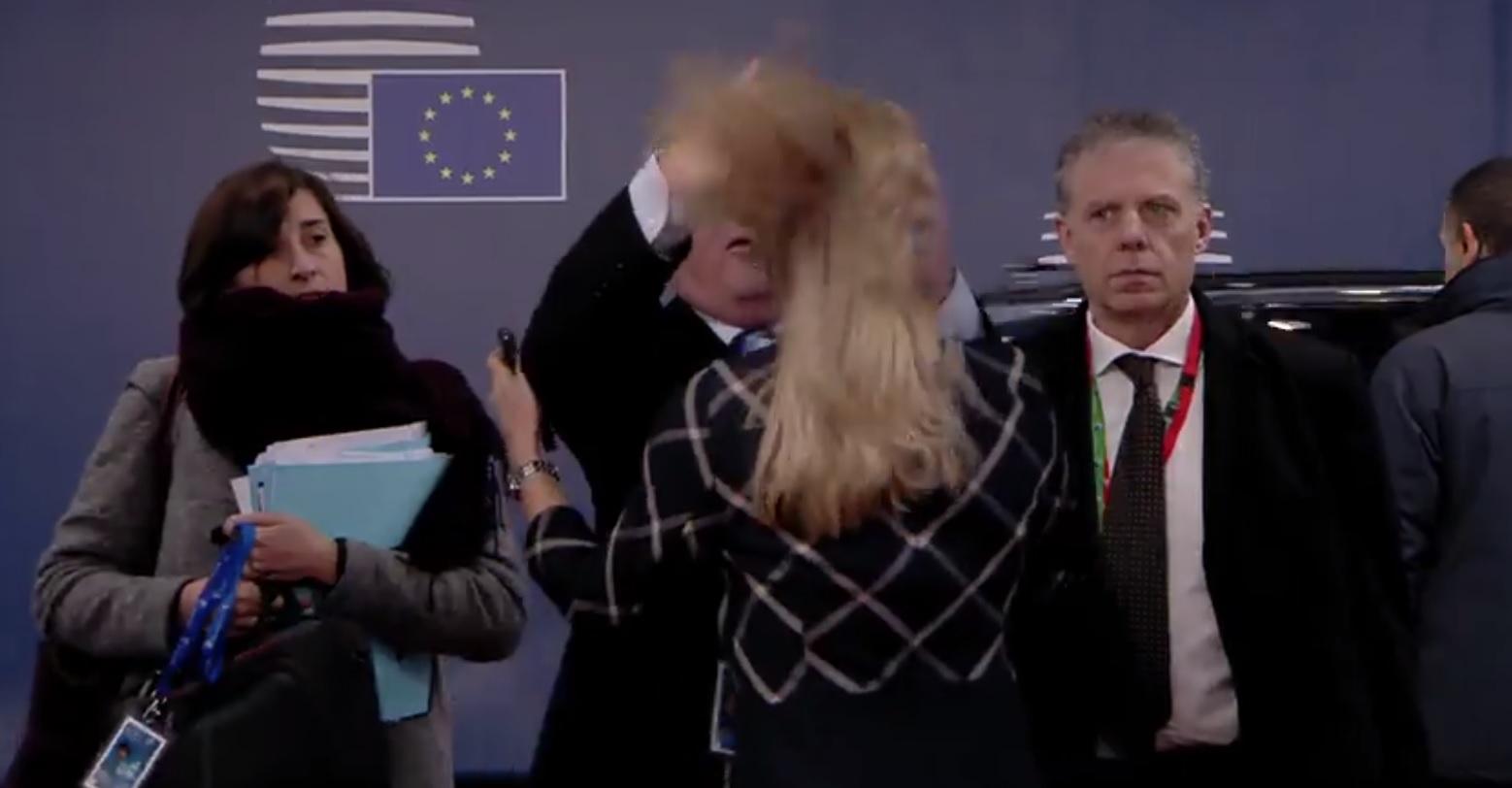 Юнкер потрепал за волосы женщину перед саммитом ЕС