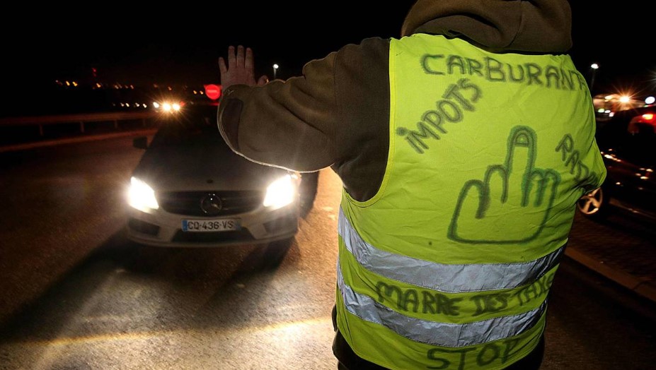 Во Франции потеряли 2 млрд евро из-за протестов «желтых жилетов»